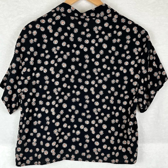 American Eagle Cropped Floral Black & Cream Button-Up Women's Blouse Size Medium - Picture 2 of 10